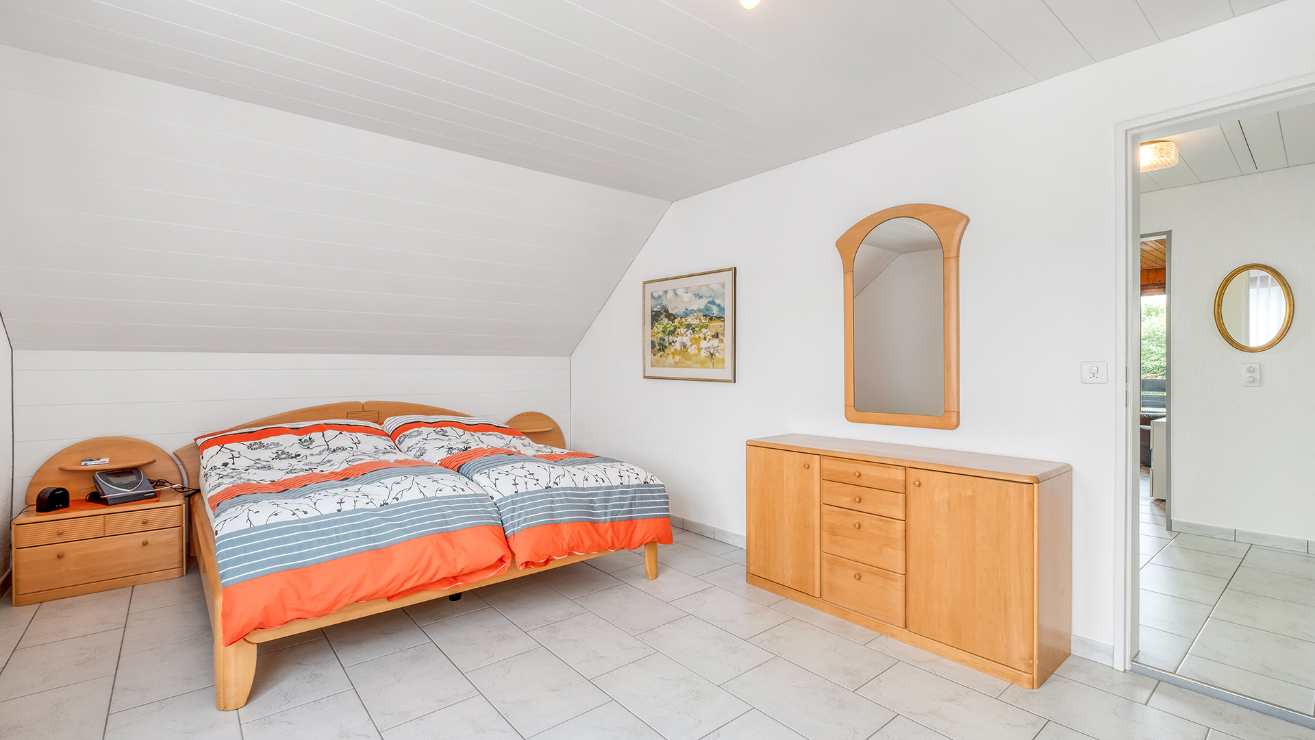 Schlafzimmer unter der Dachschräge