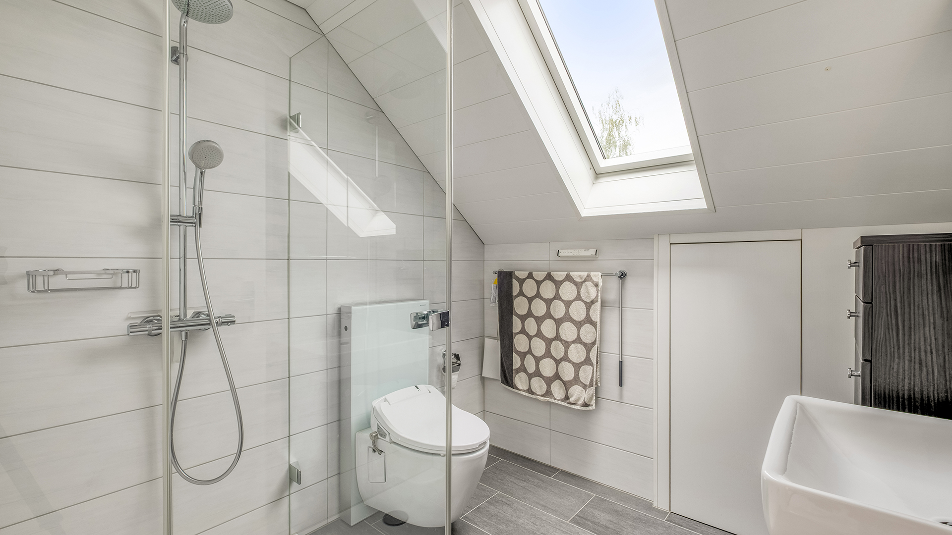 Modernes Dachgeschoss-Badezimmer