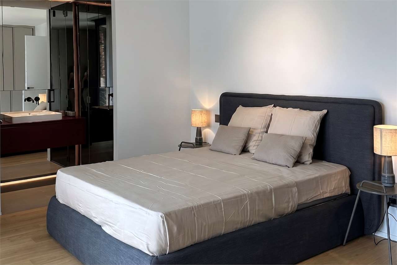 Modernes Schlafzimmer mit angrenzendem Badezimmerbereich
