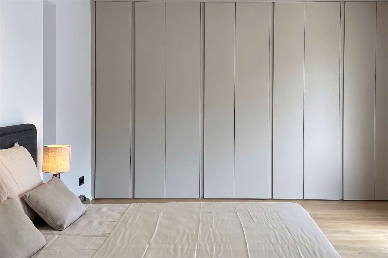 Modernes Schlafzimmer mit Einbauschrank