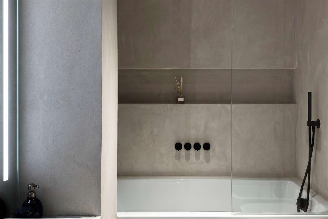 Modernes Bad mit Badewanne und Dusche