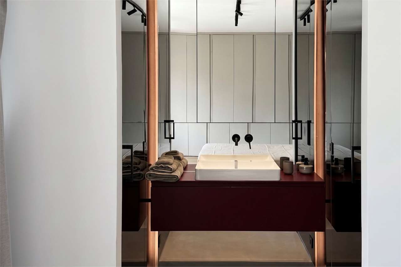 Modernes Badezimmer mit beleuchtetem Waschtisch