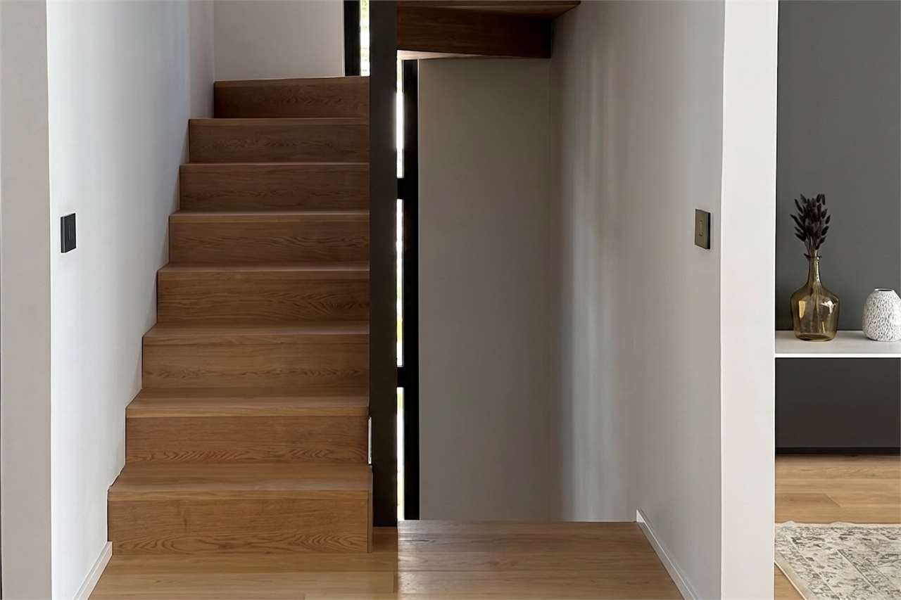 Moderne Treppe mit Blick in den Flur
