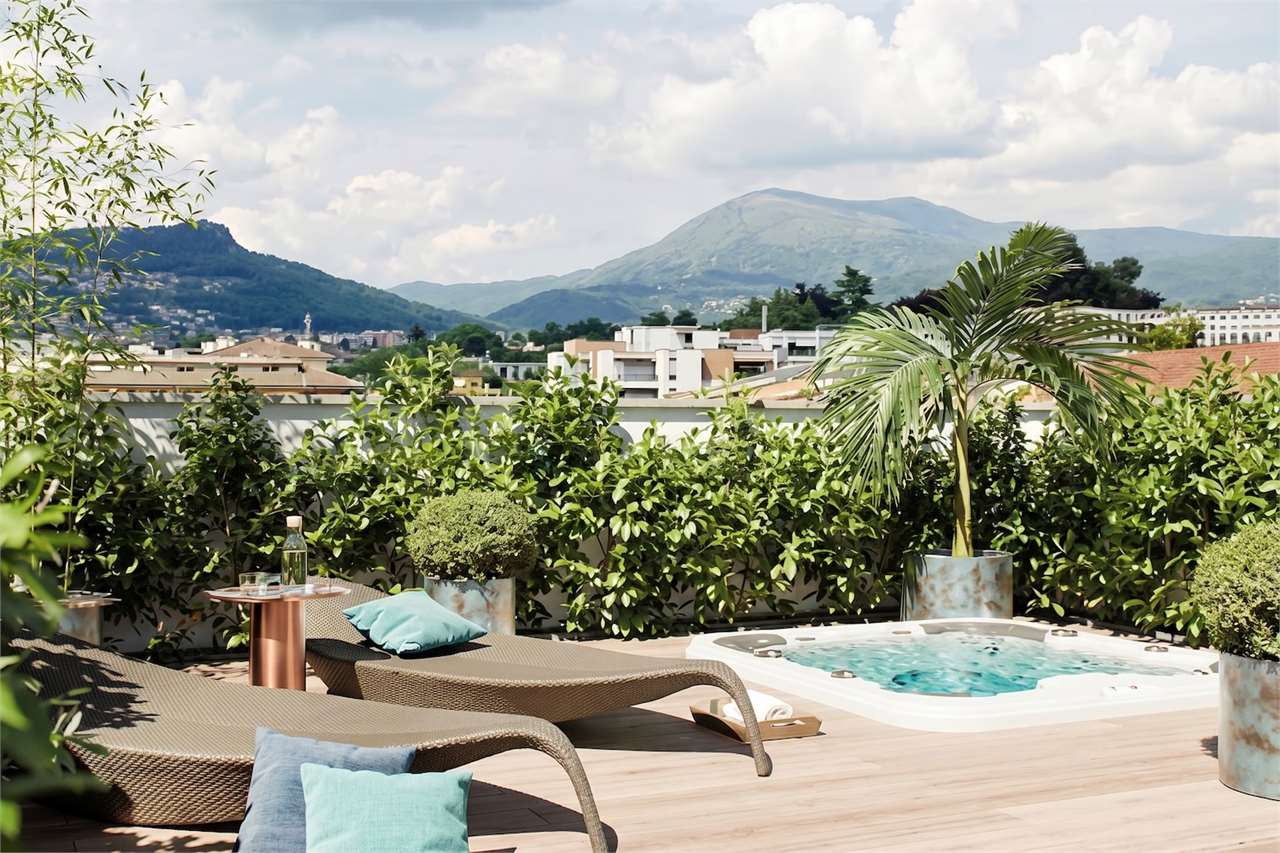 Dachterrasse mit Whirlpool und Bergblick