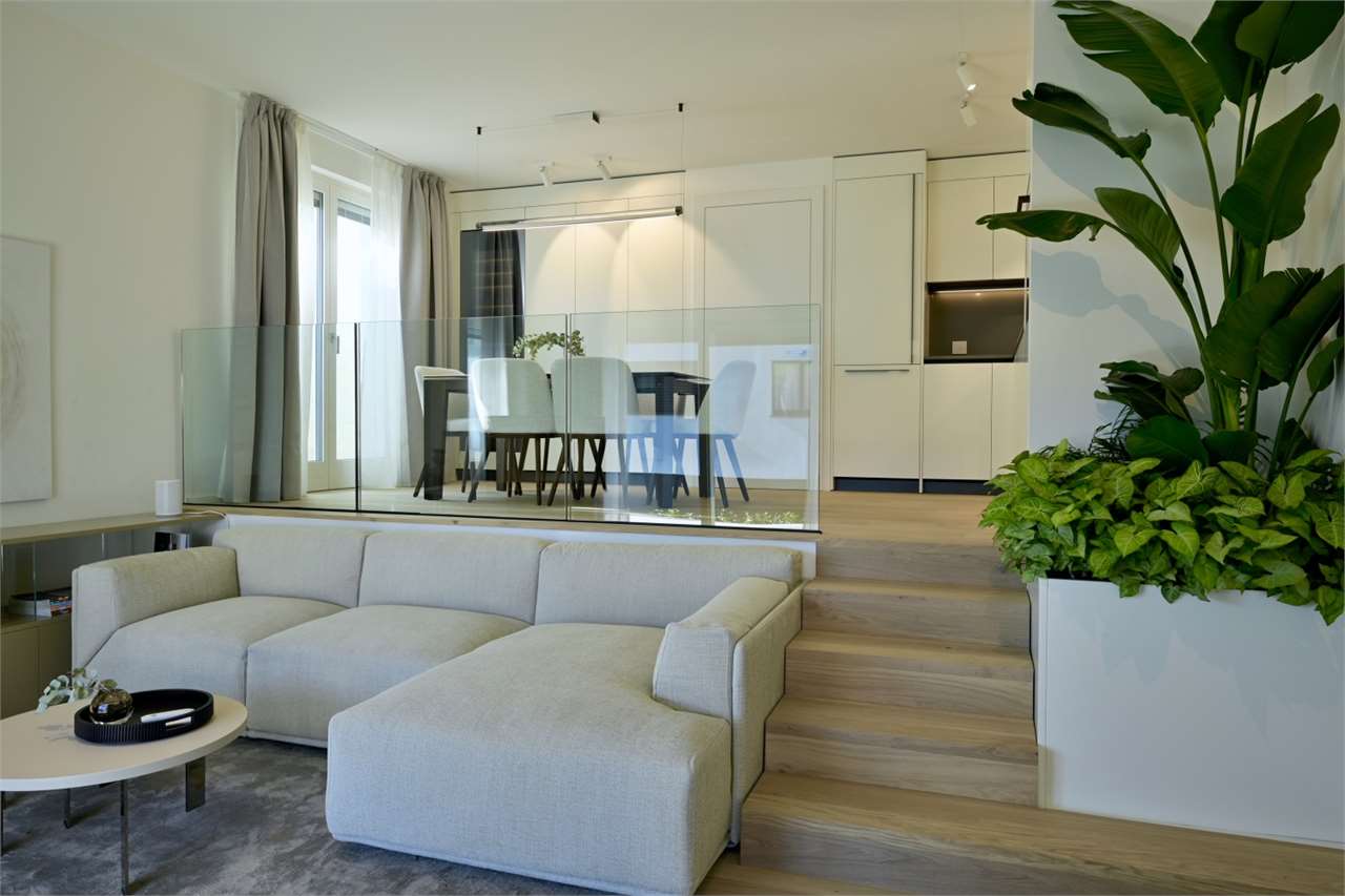 Modernes offenes Wohn- und Esszimmer mit Treppe