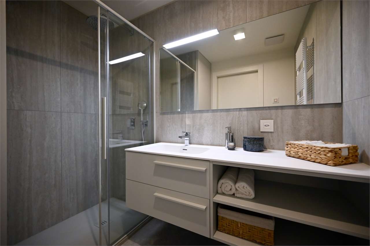 Modernes Badezimmer mit Dusche und großem Waschtisch