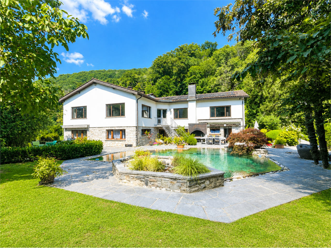 Außenansicht eines Hauses mit Pool und Garten
