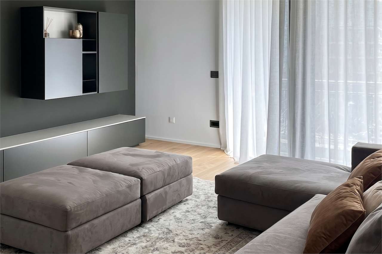 Helles modernes Wohnzimmer mit TV-Wand