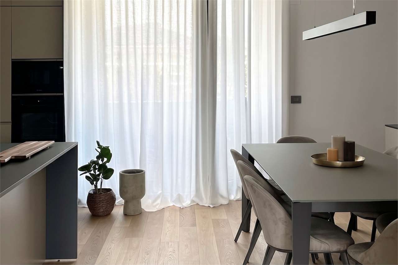 Offener Wohn- und Essbereich in modernem Minimalstil