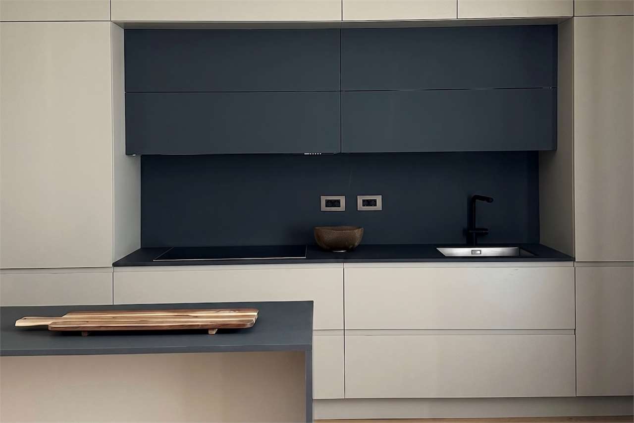Moderne Küche mit matten Fronten