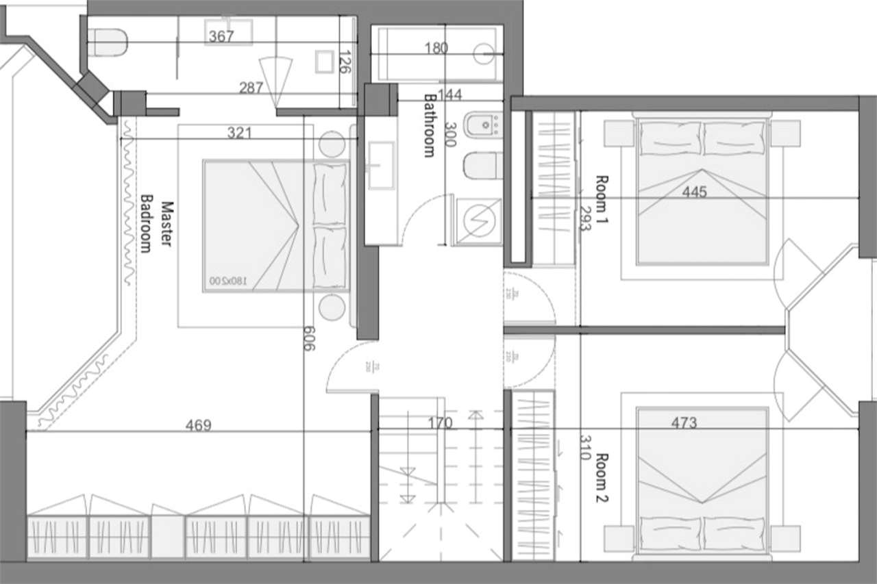 Grundriss mit Master-Schlafzimmer, Bad, zwei weiteren Zimmern und zentralem Treppenbereich