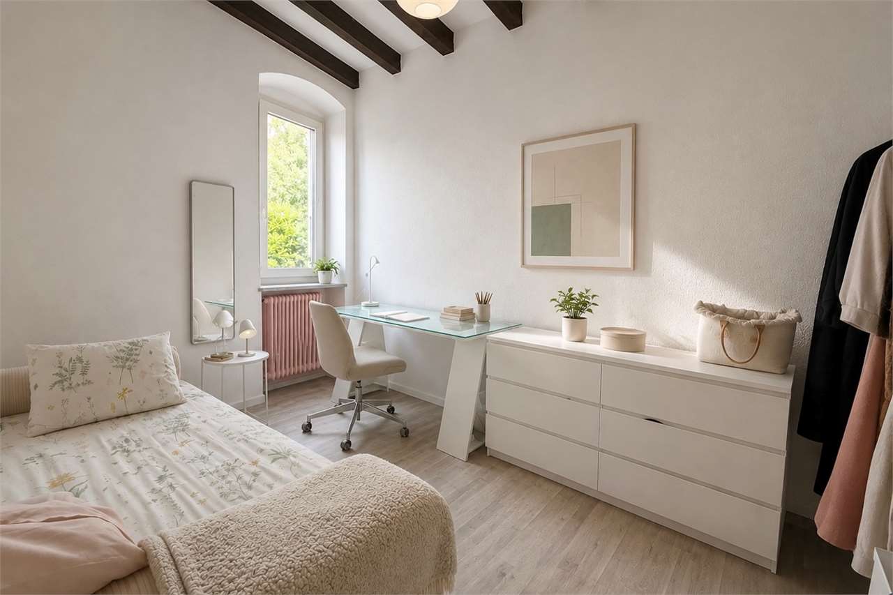 Helles Schlafzimmer mit Arbeitsbereich