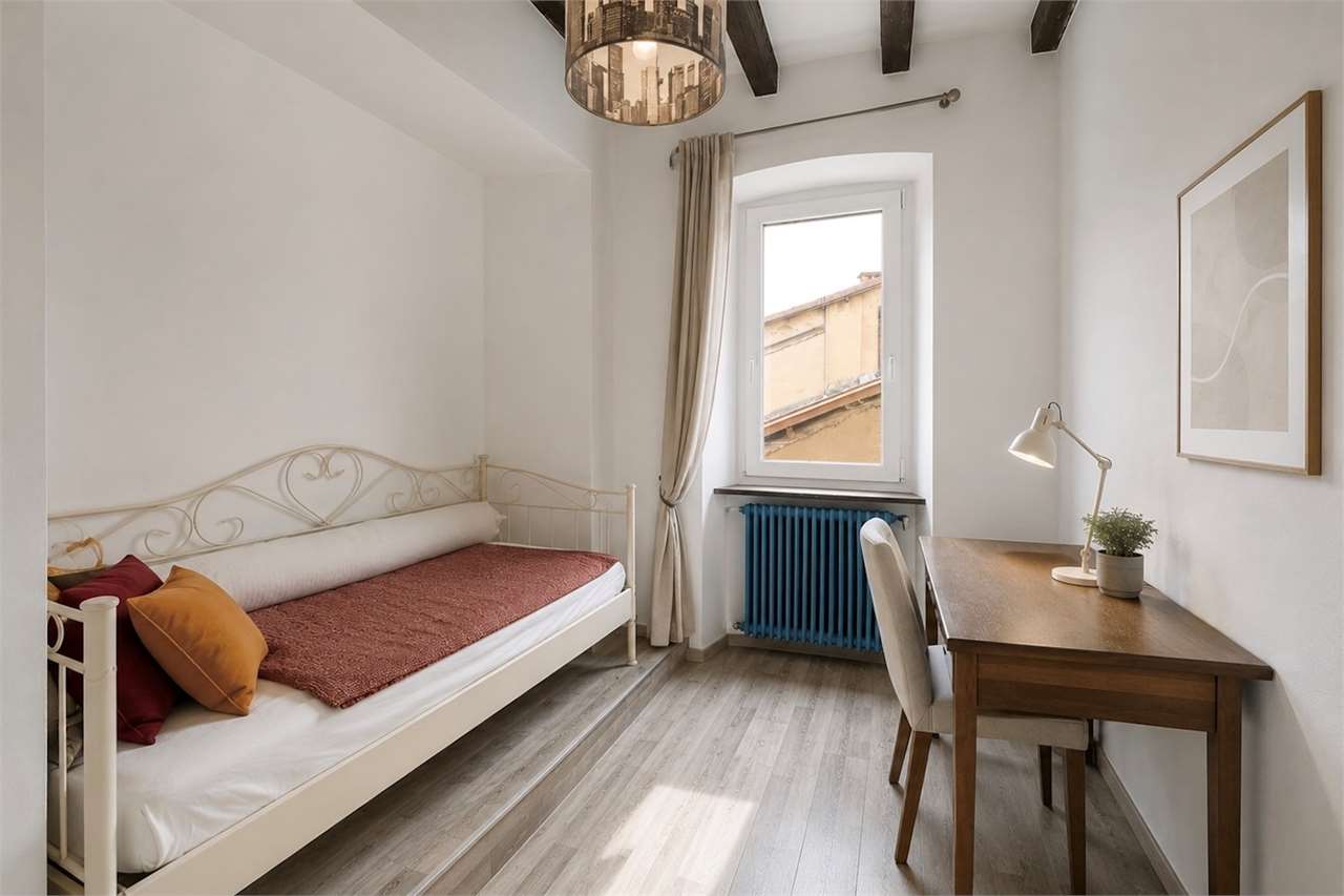 Helles Schlafzimmer mit Schreibtisch