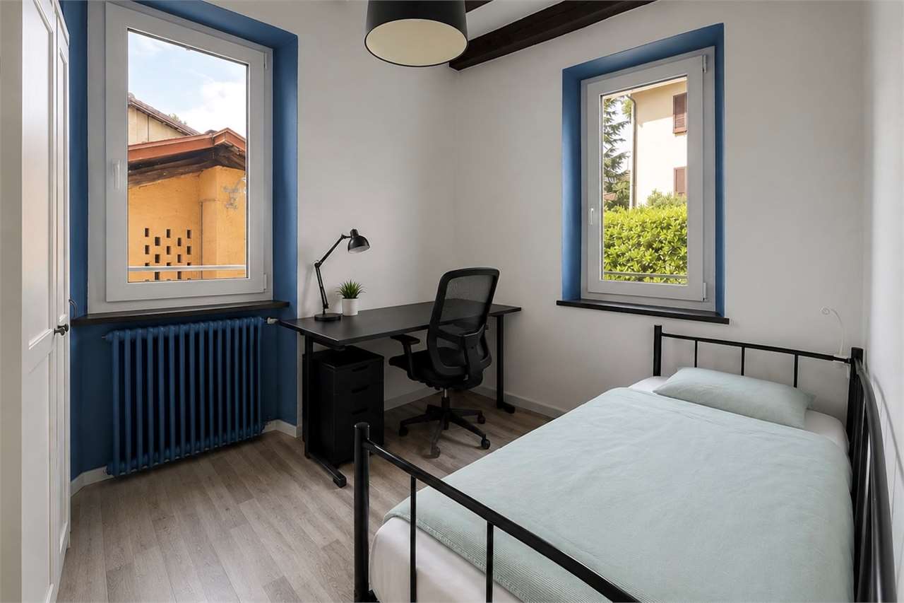 Kleines Schlafzimmer mit Schreibtisch