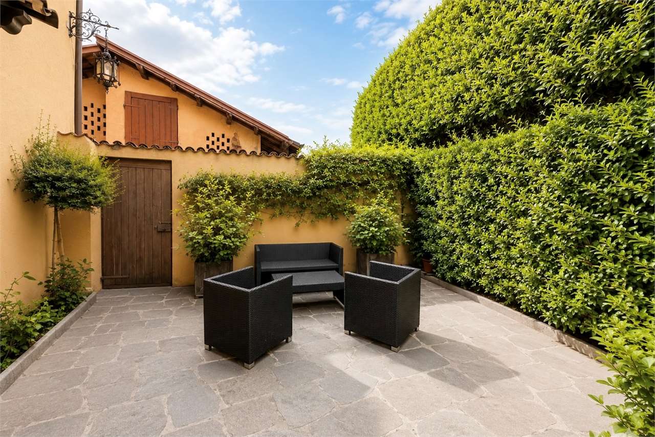 Mediterraner Innenhof mit Sitzbereich