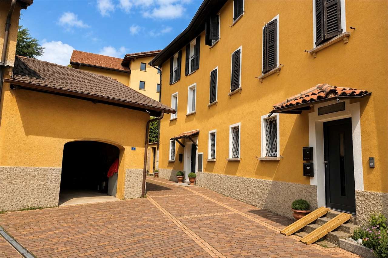Historischer Innenhof mit gelber Fassade