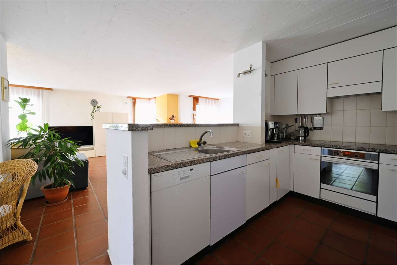 Offene Wohnküche mit Blick ins Wohnzimmer