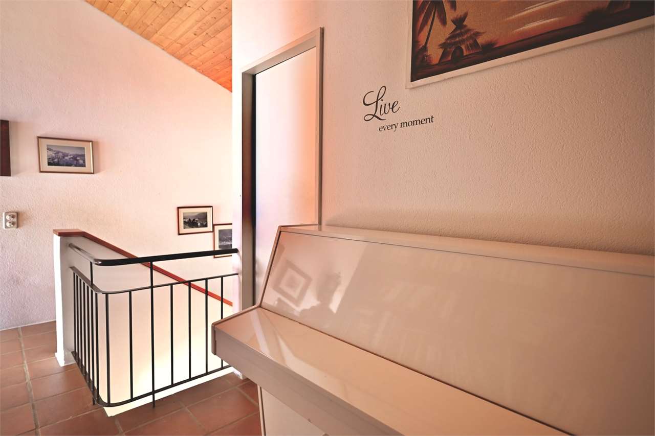 Treppenhaus mit Piano und Wanddekoration