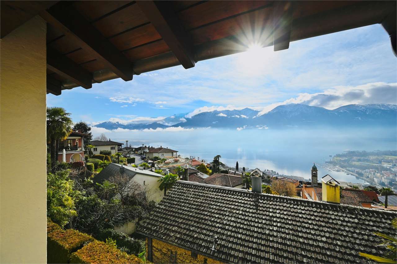 Berg- und Seeblick von einer überdachten Terrasse