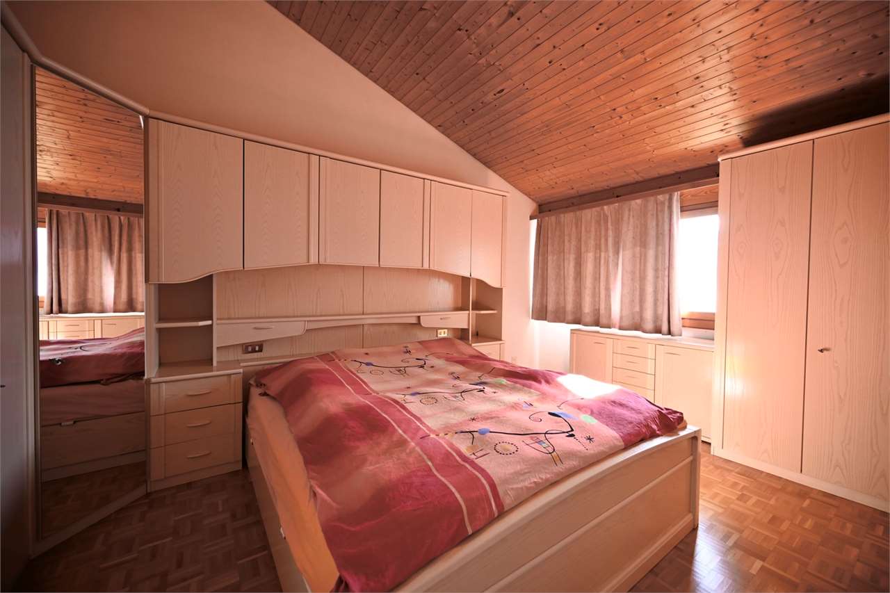 Schlafzimmer mit Holzdecke und Einbauschränken