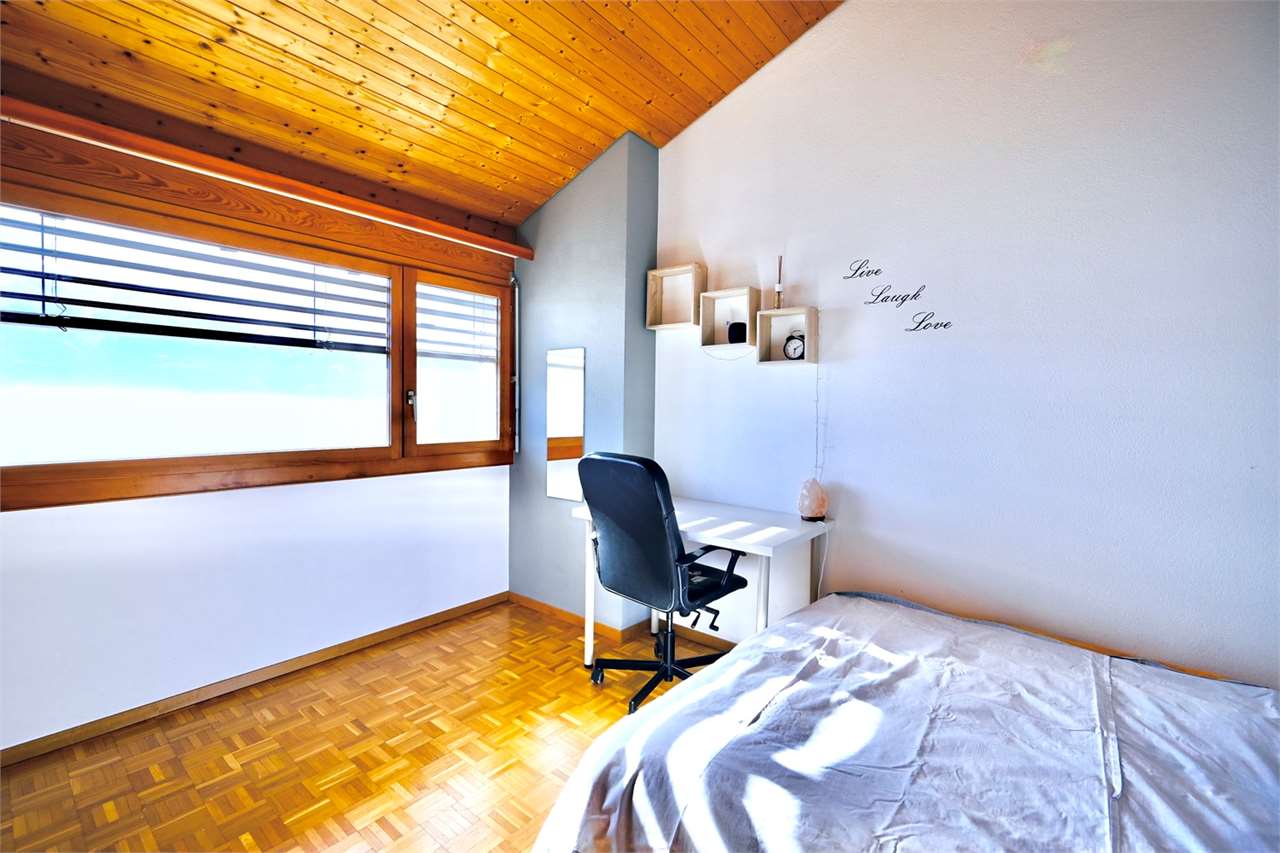 Helles Schlafzimmer mit Arbeitsbereich
