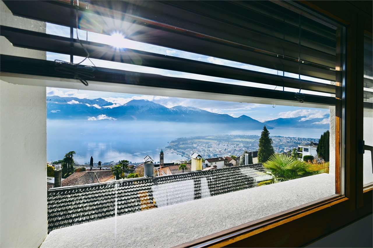 Berg- und Seeblick aus dem Fenster