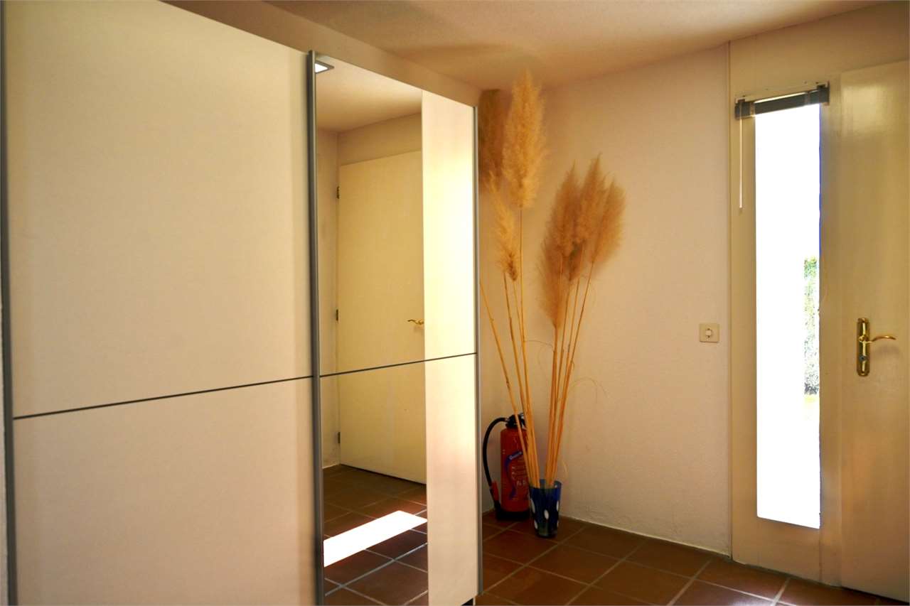 Eingangsflur mit Spiegel- und Schiebetürschrank