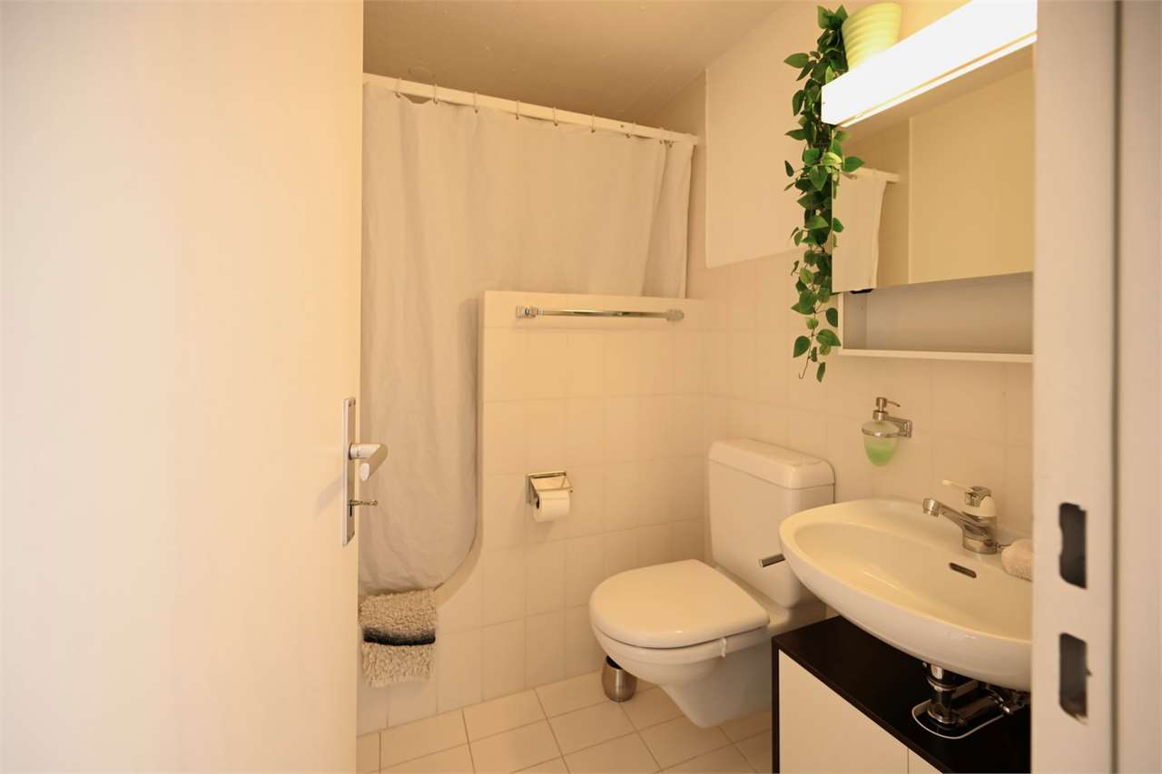 Kleines weißes Badezimmer mit WC und Waschbecken