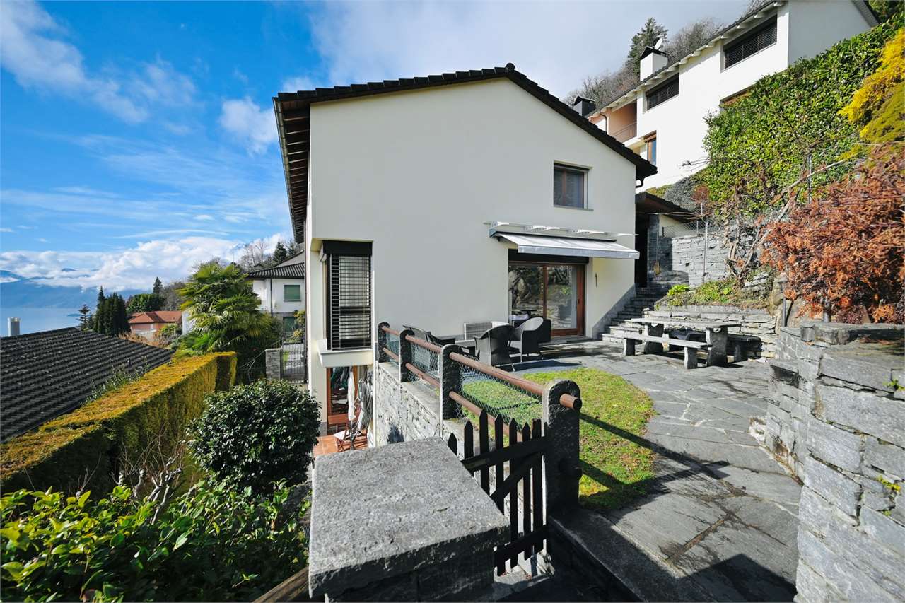 Außenansicht eines Hauses mit Terrasse und Seeblick