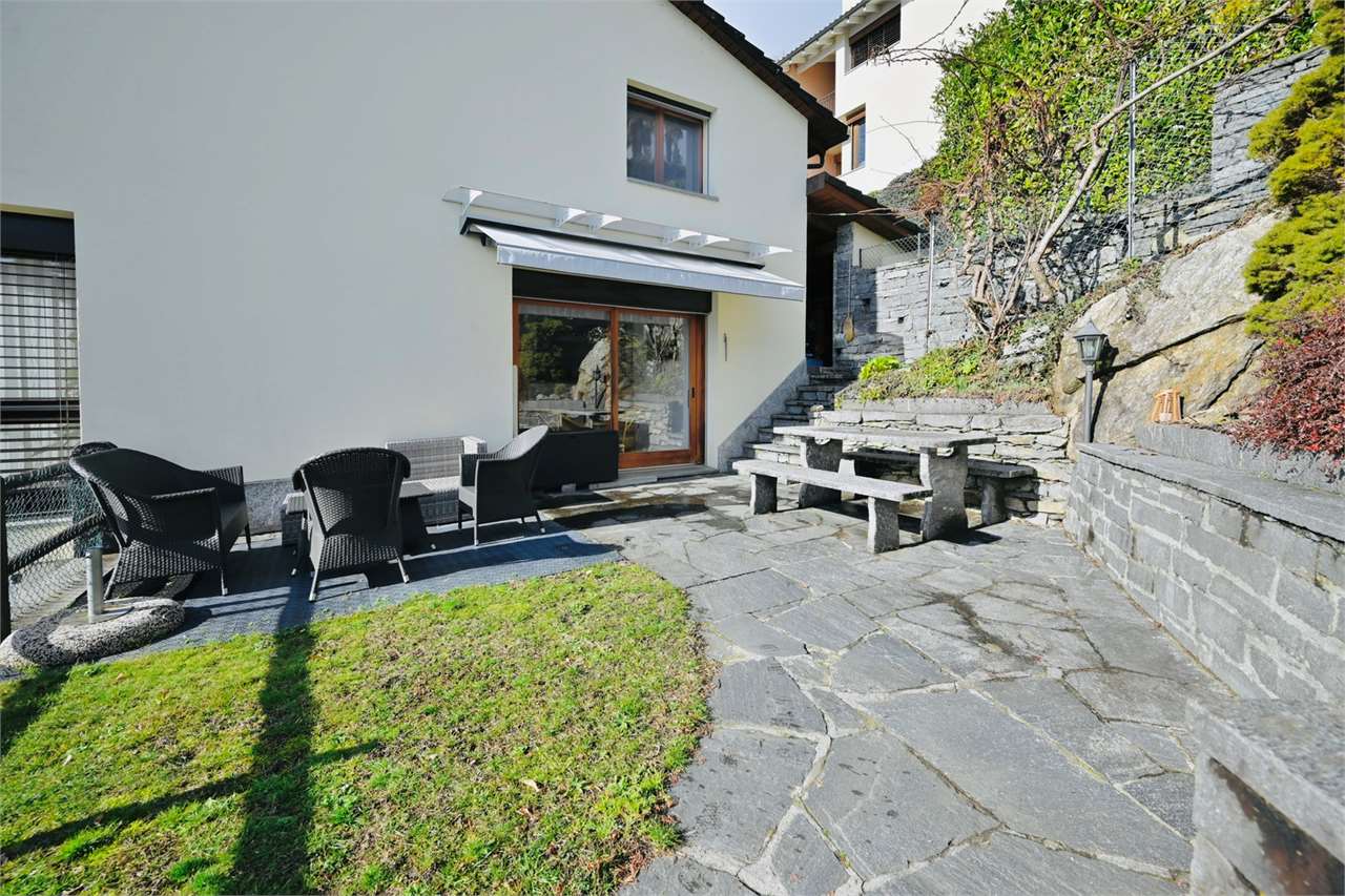 Außenbereich mit Terrasse und Garten