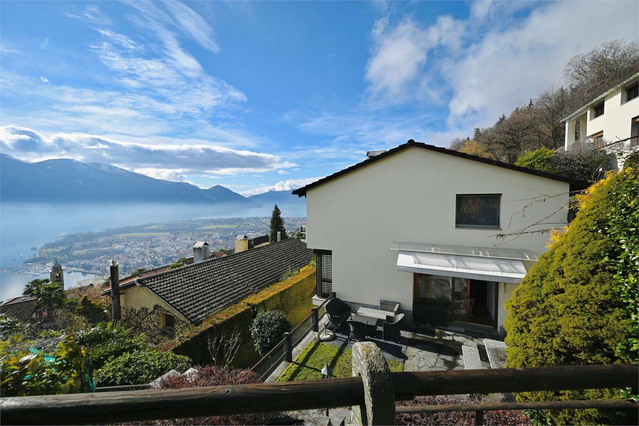 Haus mit Seeblick und Gartenhang