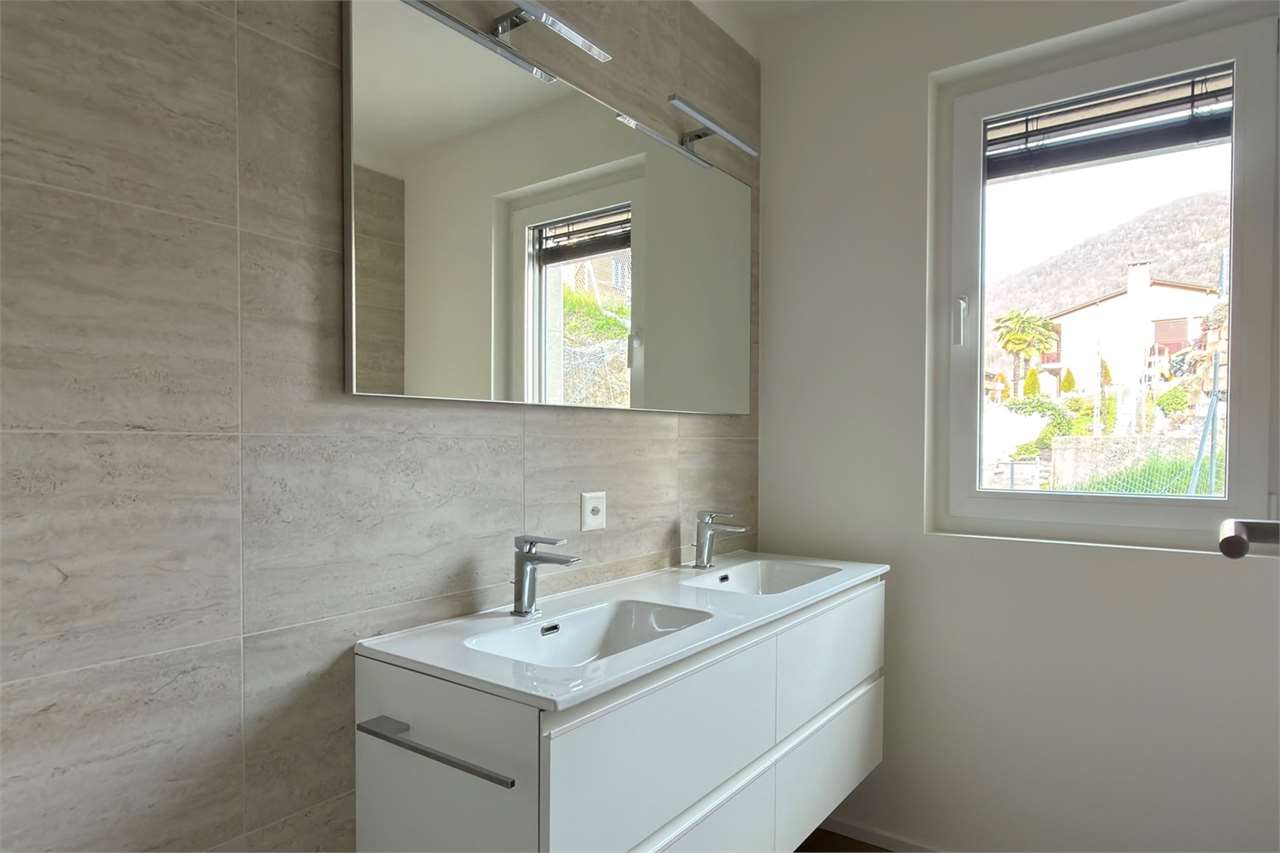 Modernes Badezimmer mit Doppelwaschtisch