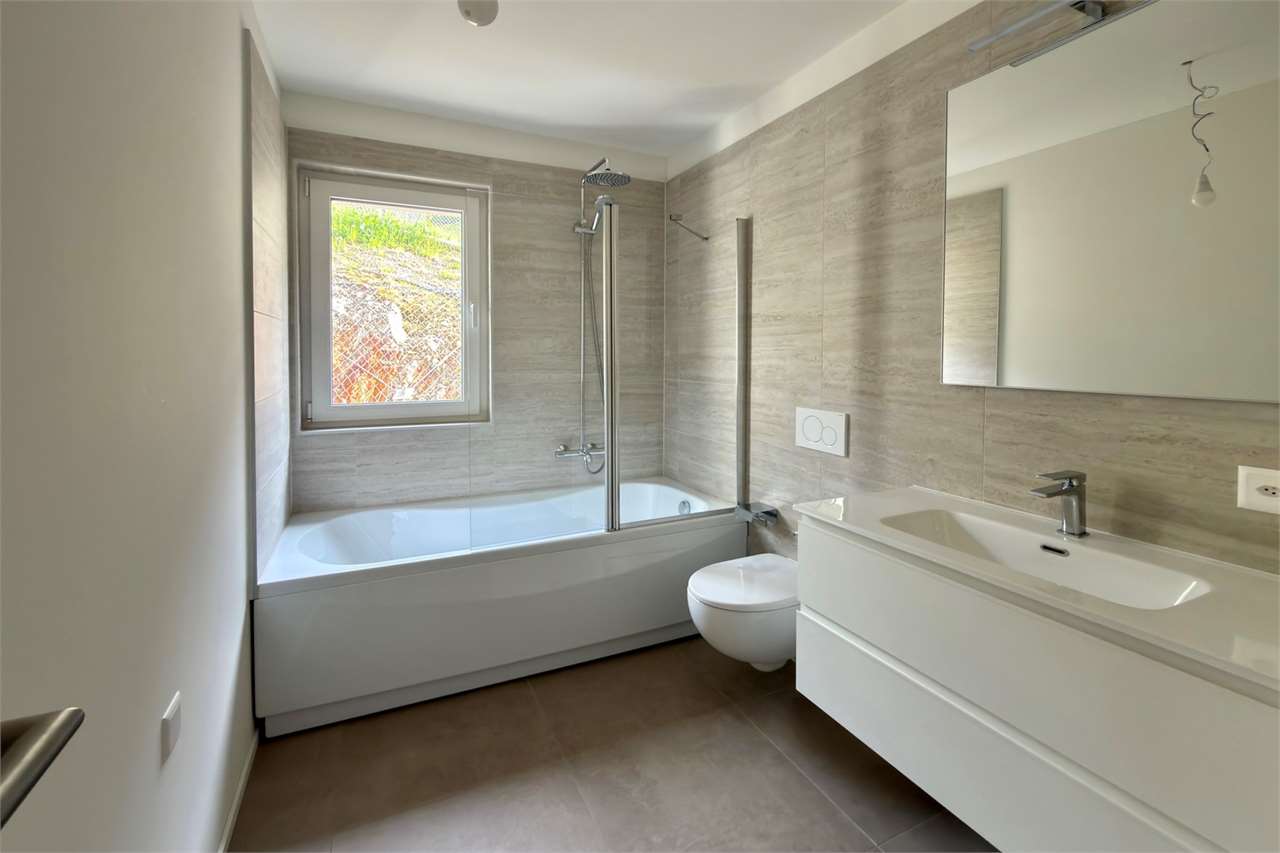 Modernes Badezimmer mit Badewanne und Waschtisch