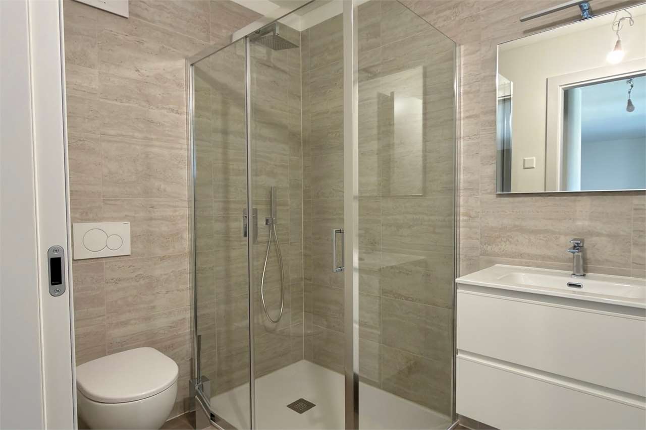 Modernes Badezimmer mit Dusche und Waschtisch