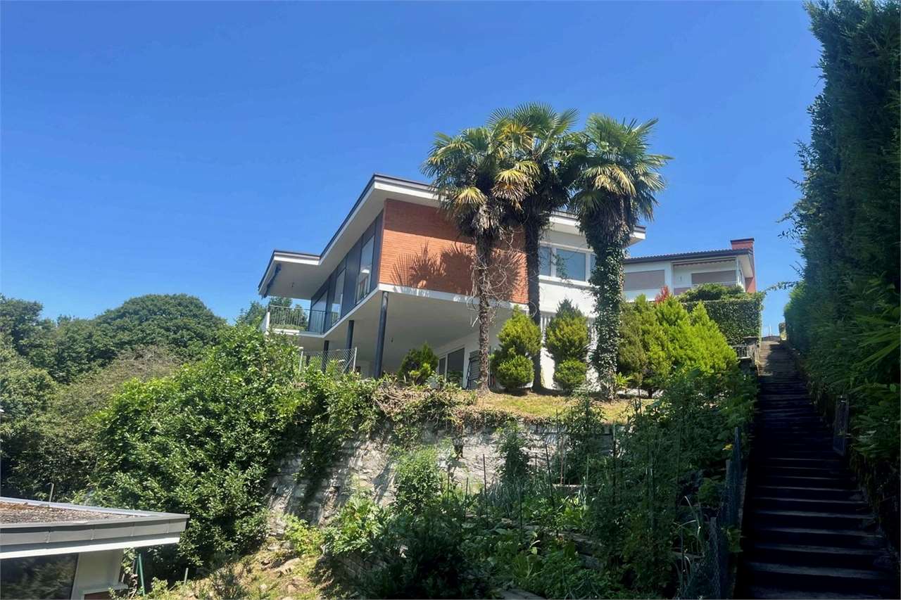 Modernes Haus in Hanglage mit üppiger Bepflanzung