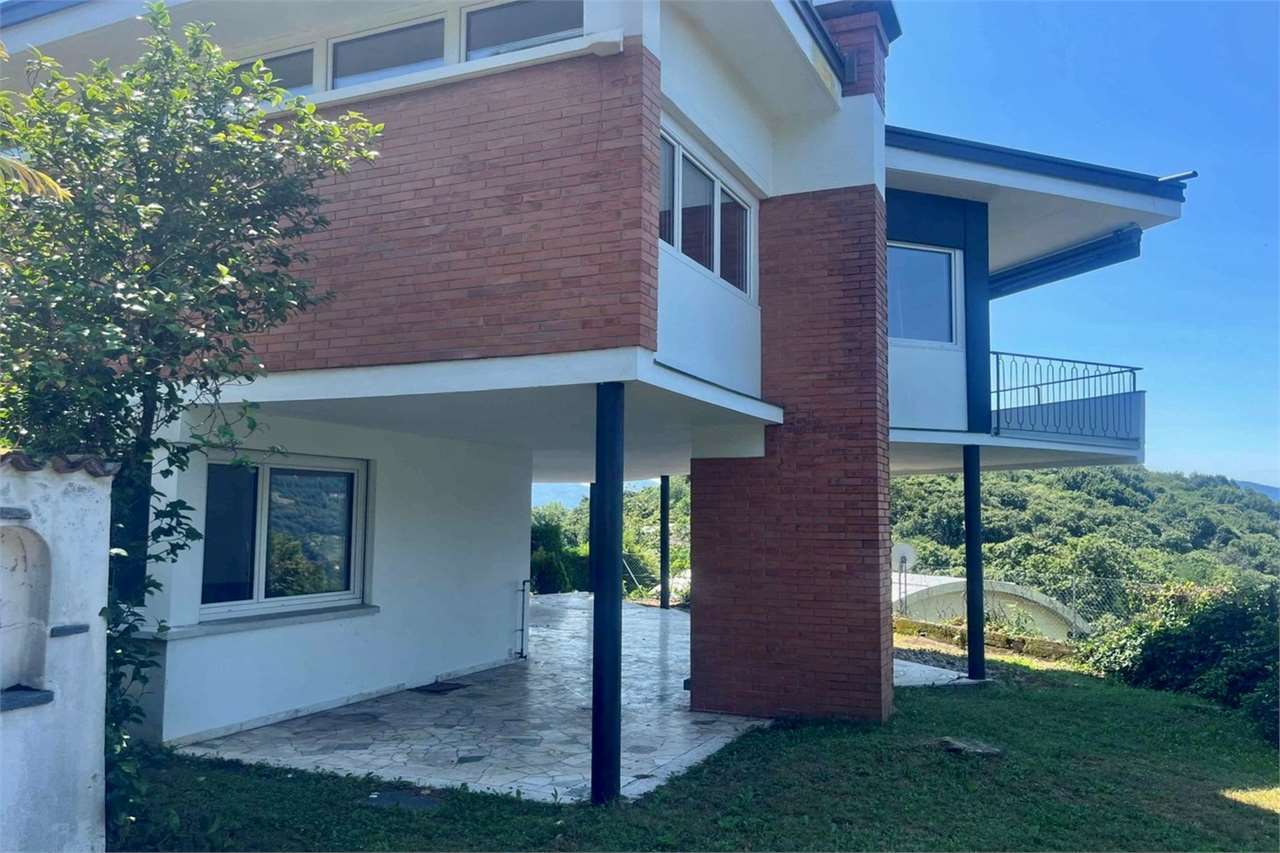 Modernes Haus mit Balkon und Gartenblick