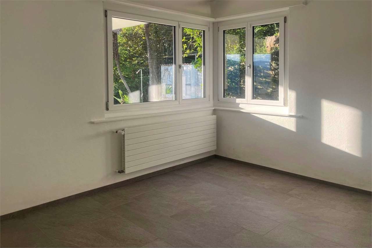Heller leerer Raum mit Eckfenstern