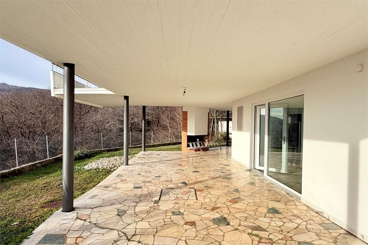 Überdachte Terrasse mit Natursteinboden