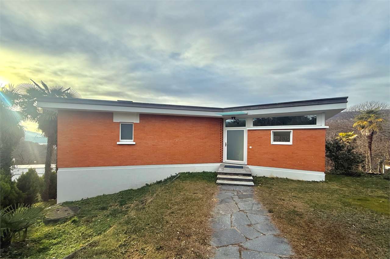 Modernes eingeschossiges Haus mit roter Ziegelfassade