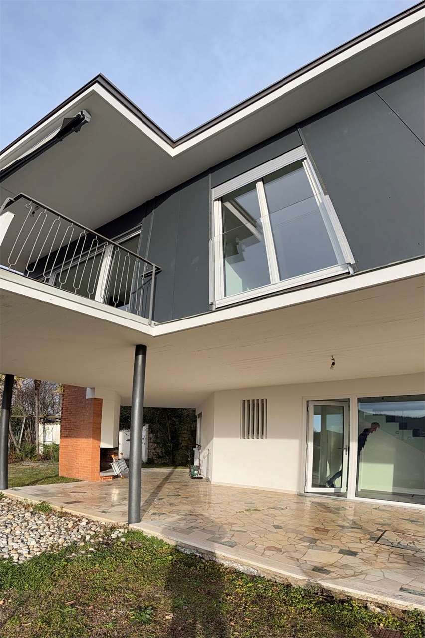 Modernes Haus mit überdachtem Außenbereich