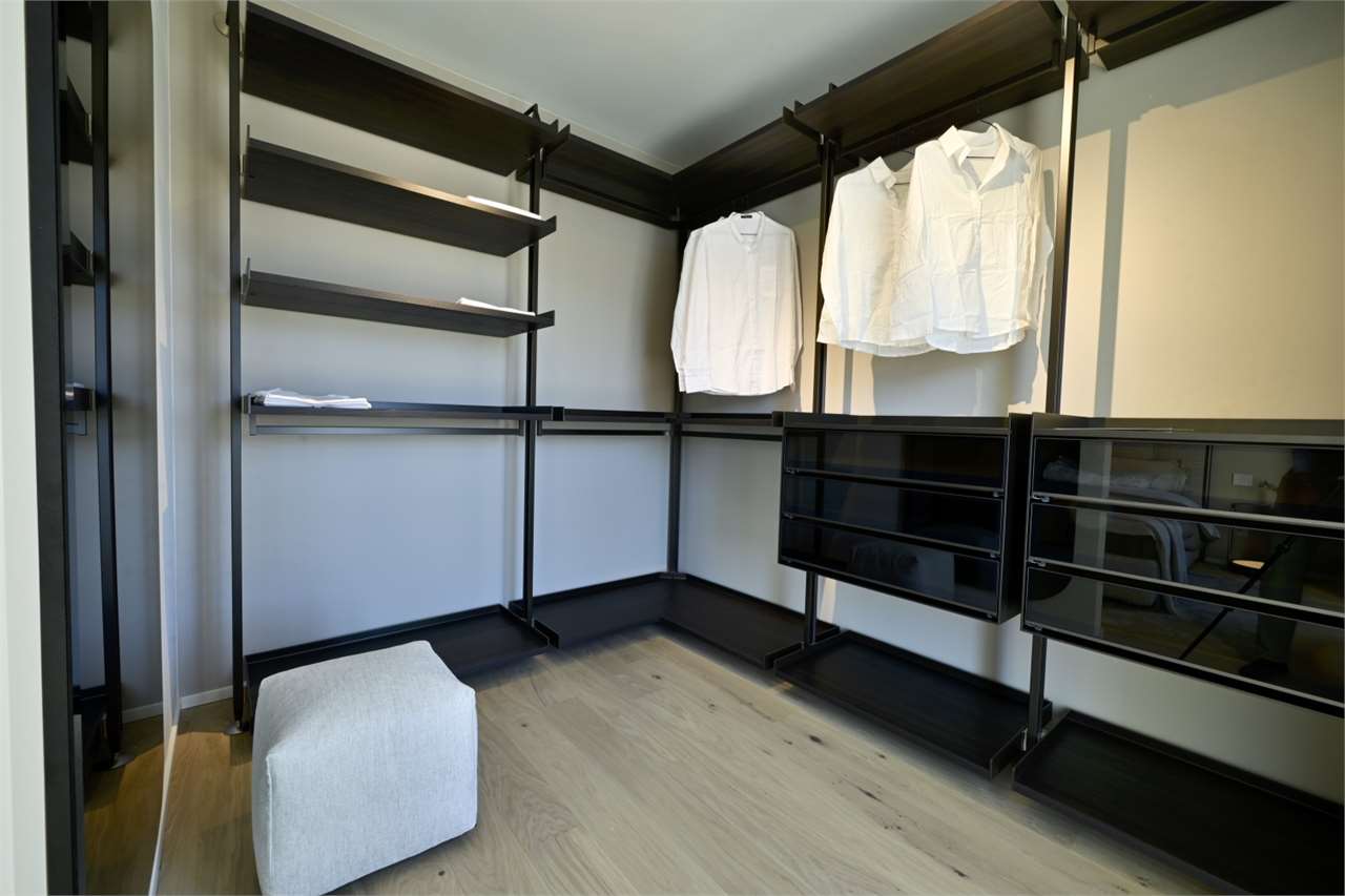Ankleidezimmer mit offenem Schranksystem