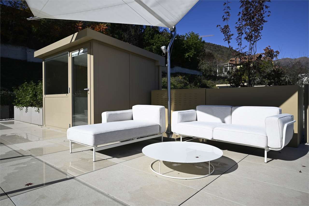 Moderne Dachterrasse mit Lounge-Möbeln