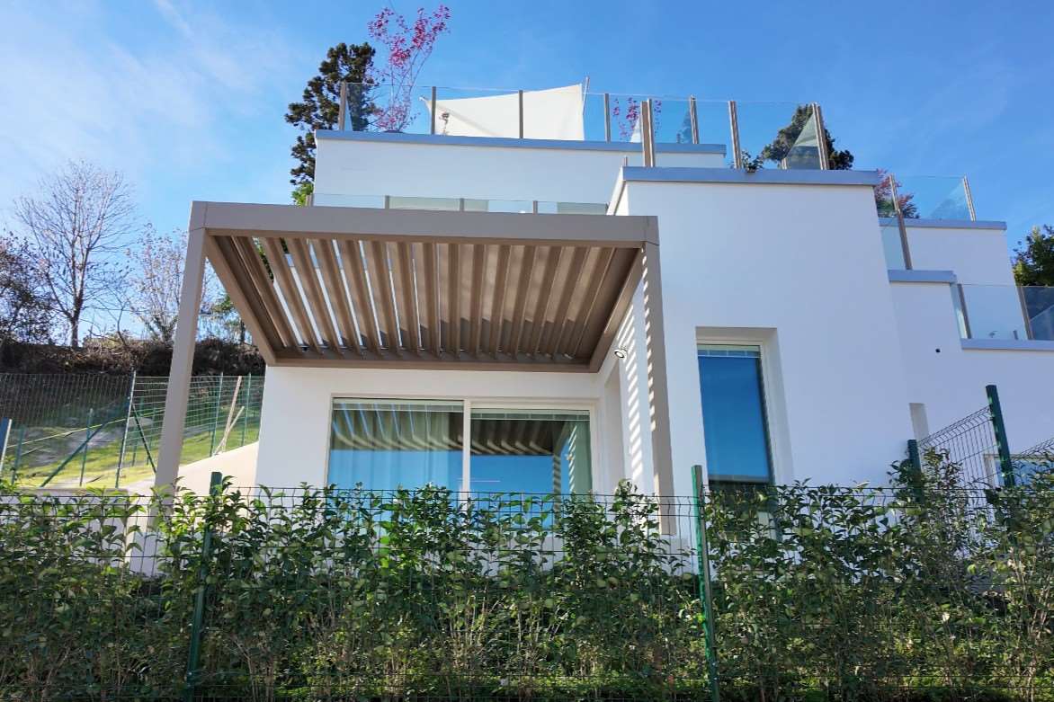 Moderne weiße Außenansicht mit Terrasse und Pergola