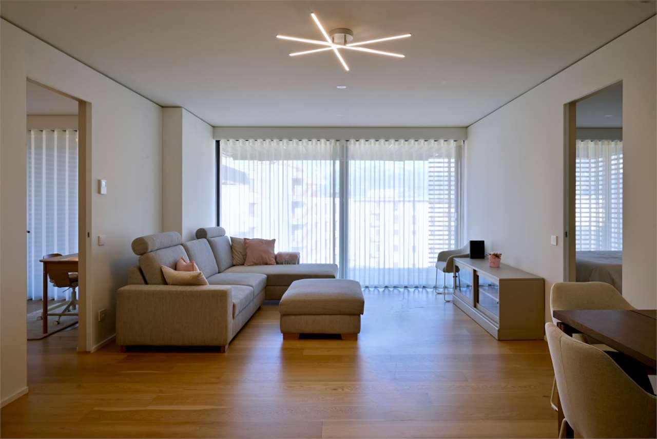 Modernes Wohn-Esszimmer mit großen Fenstern
