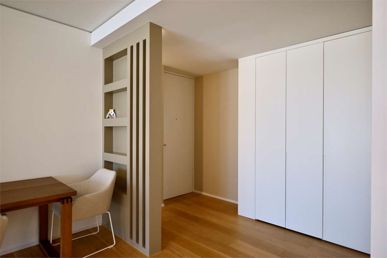 Minimalistisches Arbeitszimmer mit Einbauschrank