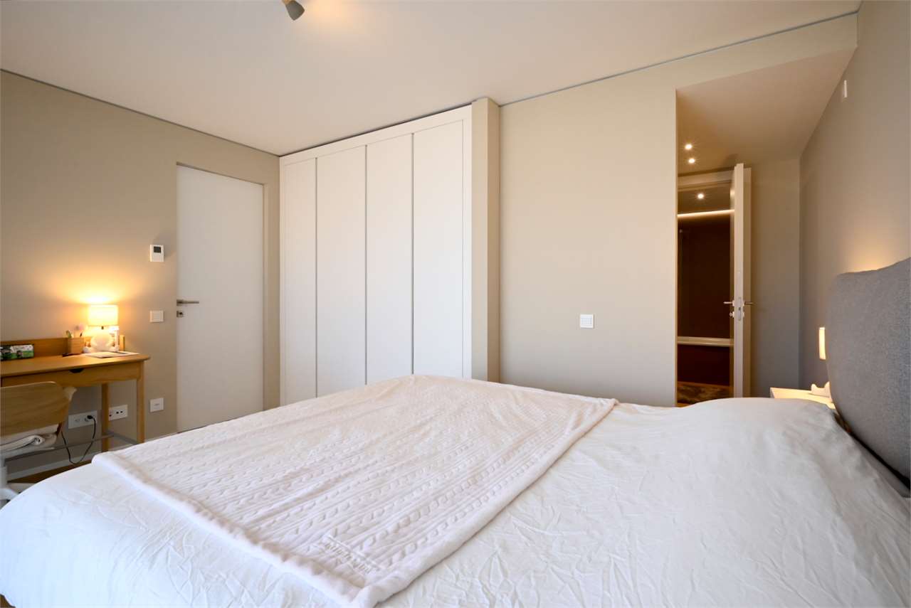 Modernes Schlafzimmer mit Einbauschrank