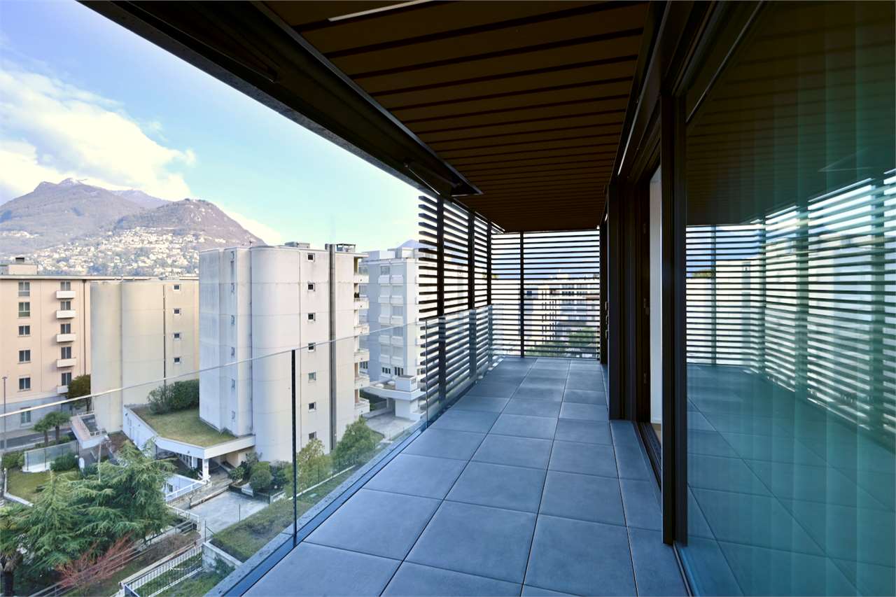Balkon mit Stadt- und Bergblick