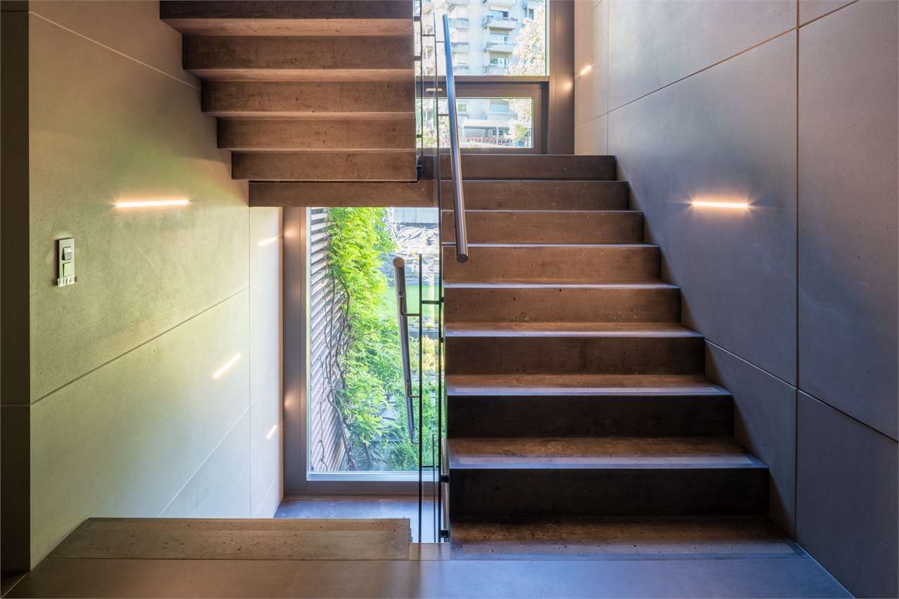 Moderne Treppe im Innenbereich
