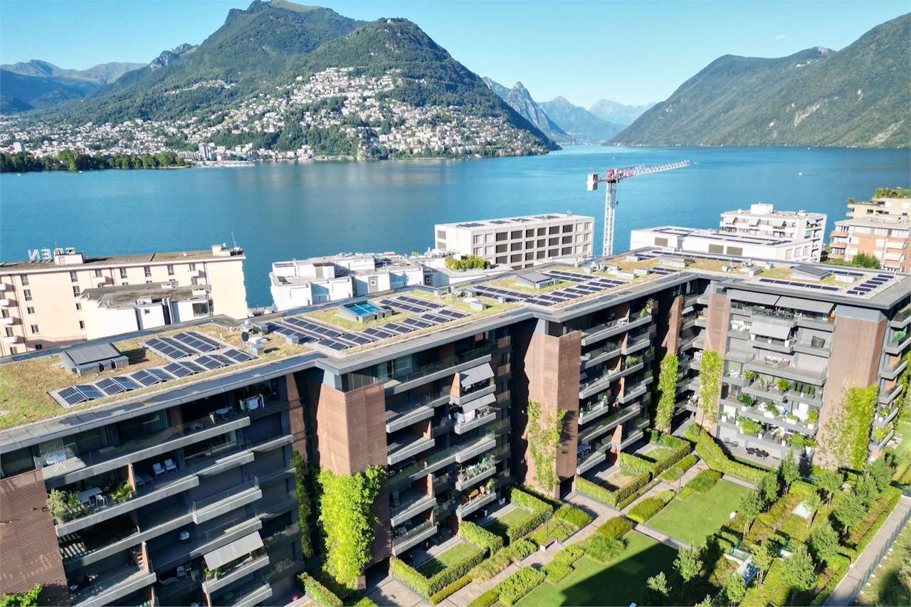 Seeblick über moderne Wohnanlage