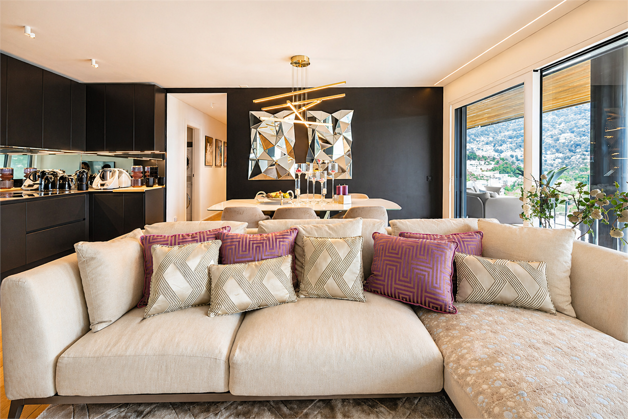Modernes Wohn-Esszimmer mit offener Küche